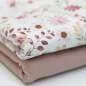 Preview: Zarter Baumwollstoffjersey mit pastellfarbenem Blumenmuster in Rosé, Altrosa und Beige auf hellem Hintergrund – ideal für Kleidung, Deko und Nähprojekte