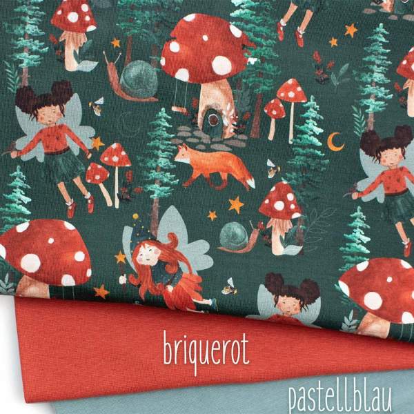 Baumwolljersey Stoff mit Feen und Waldmotiv auf grünem Hintergrund – Kinderstoff als Meterware für märchenhafte Nähprojekte