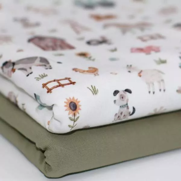 Kinder Jersey Stoff mit Bauernhoftieren wie Kuh, Pferd, Schwein und Traktor – elastischer Baumwollstoff für Baby- und Kinderbekleidung