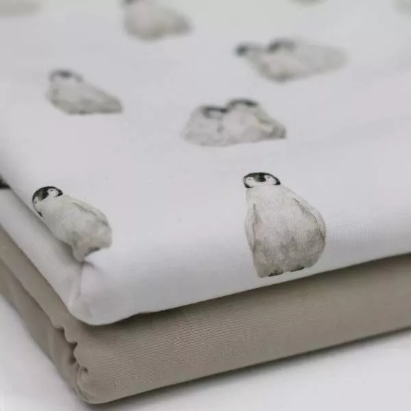 Baumwolljersey Stoff mit Dinosaurier Motiv in Naturtönen auf ecru Hintergrund – Kinderstoff als Meterware zum Nähen von Baby- und Kinderkleidung
