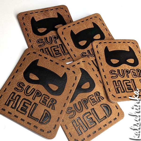 Kunstleder Label aufbügelbar / Aufnäher - Superheld