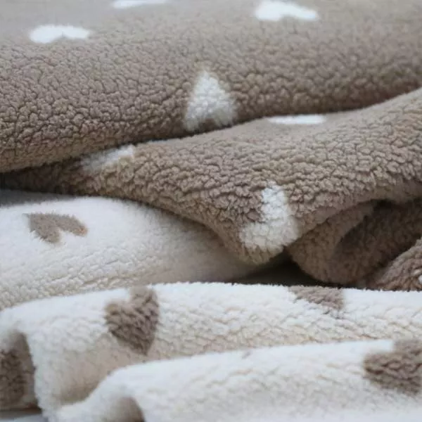 teddystoff meterware kaufen, weicher teddystoff online, teddyplüsch stoff für babydecke, teddystoff für jacken nähen, plüschstoff für winterkleidung, fleece stoff für nähprojekte, teddystoff für accessoires, meterware teddystoff online shop, teddystoff fü