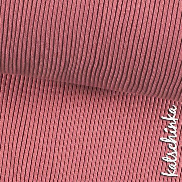 Detailaufnahme himbeere Grobstrick Bündchen mit elastischer, gerippter Struktur