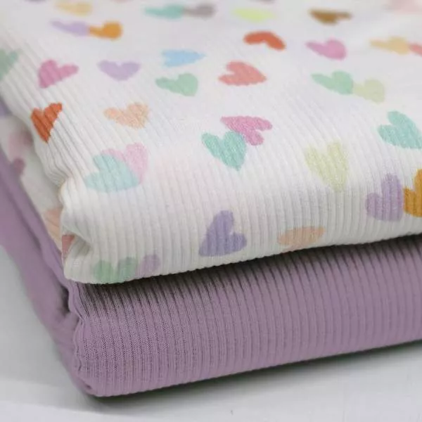 Rippenjersey mit Pastell Herzen Motiv auf hellblauem Hintergrund – weicher Ribjersey Kinderstoff mit Polizeiautos als Detailaufnahme