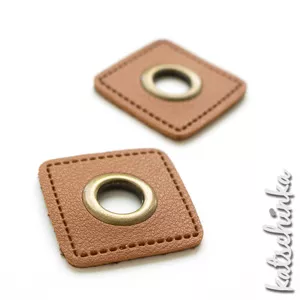 Ösenpatch auf braunem Kunstleder | Quadrat bronze 11 mm