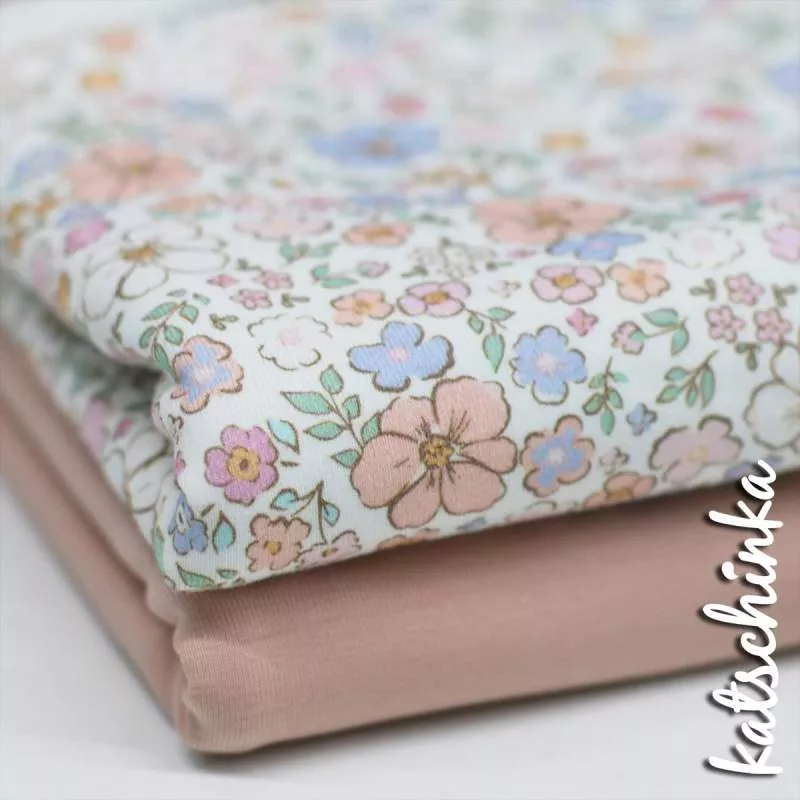 Baumwolljersey Stoff mit Gänseblümchen und Mohnblüten in zarten Farben auf weißem Hintergrund