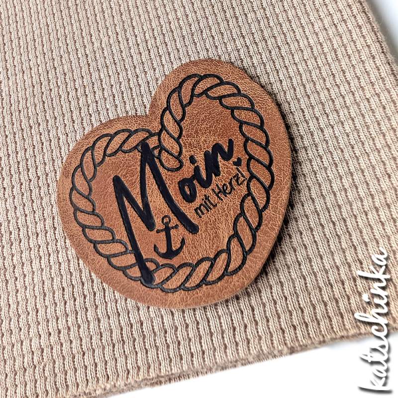 Kunstleder Label aufbügelbar / Aufnäher - Moin mit Herz!