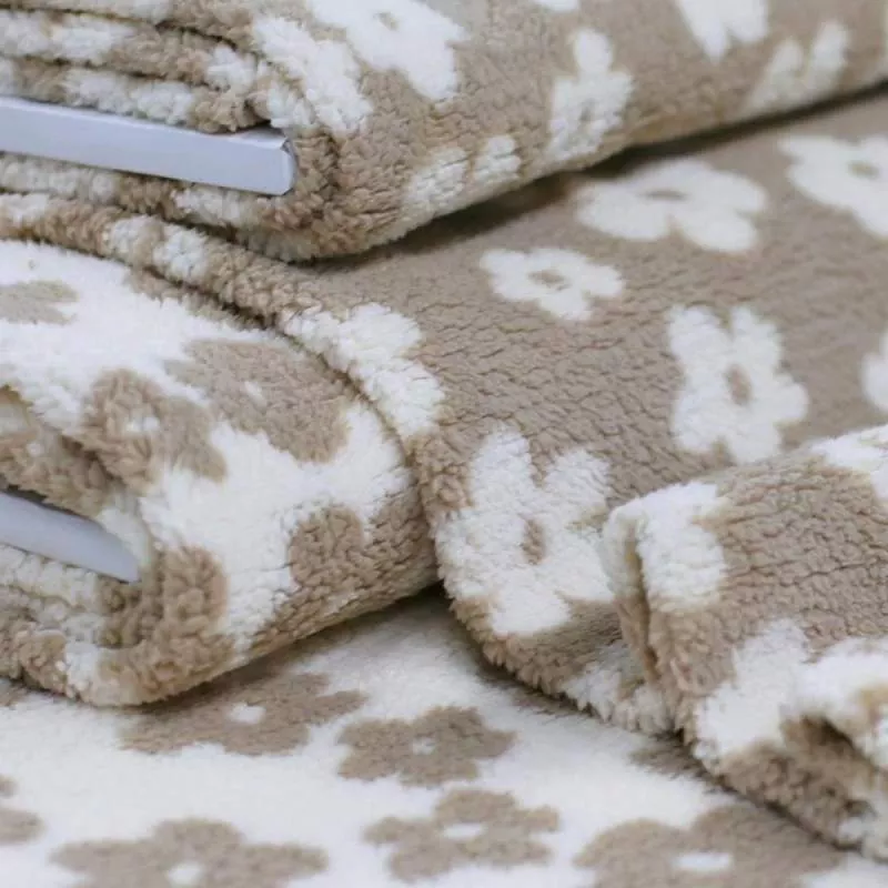 teddystoff meterware kaufen, weicher teddystoff online, teddyplüsch stoff für babydecke, teddystoff für jacken nähen, plüschstoff für winterkleidung, fleece stoff für nähprojekte, teddystoff für accessoires, meterware teddystoff online shop, teddystoff fü