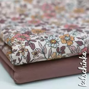 Baumwolljersey Stoff mit Feldblumen und Mohnblüten in zarten Farben auf weißem Hintergrund