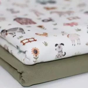 Kinder Jersey Stoff mit Bauernhoftieren wie Kuh, Pferd, Schwein und Traktor – elastischer Baumwollstoff für Baby- und Kinderbekleidung