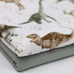 Baumwolljersey Stoff mit Dinosaurier Motiv in Naturtönen auf ecru Hintergrund – Kinderstoff als Meterware zum Nähen von Baby- und Kinderkleidung