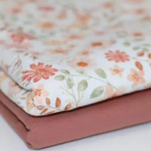 Zarter Baumwollstoff mit pastellfarbenem Blumenmuster in Rosé, Altrosa und Beige auf hellem Hintergrund – ideal für Kleidung, Deko und Nähprojekte