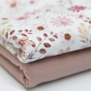 Zarter Baumwollstoffjersey mit pastellfarbenem Blumenmuster in Rosé, Altrosa und Beige auf hellem Hintergrund – ideal für Kleidung, Deko und Nähprojekte
