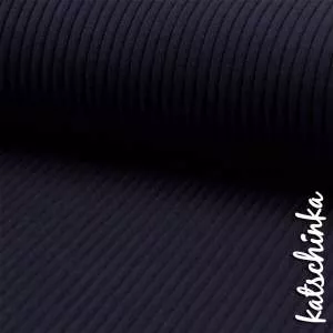 Detailaufnahme schwarzes Grobstrick Bündchen mit elastischer, gerippter Struktur