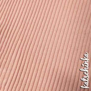 Detailaufnahme hellrosa nude Grobstrick Bündchen mit elastischer, gerippter Struktur